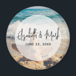 Starfish on a Sandy Beach Photographic Bröllop Magnet<br><div class="desc">En magnet med ett scenfoto. En stor stjärnfisk satte sig upprätt på en sandstrand. Ett vackert blåhav med vågar av vit surfa i bakgrunden.</div>