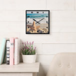 Starfish on a Sandy Beach Photographic Fyrkantig Klocka<br><div class="desc">En klocka med ett scenfoto. En stor stjärnfisk satte sig upprätt på en sandstrand. Ett vackert blåhav med vågar av vit surfa i bakgrunden.</div>