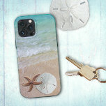 Starfish Sand Dollar Beach Scene iphone case<br><div class="desc">Strökfisk och sanddollar,  strandscen iphone case. För stranden älskare och biskopar passar detta fodral många mobila modeller. Tropiska turkos över havet vatten,  liten surfa vid stranden och strandsand är bilden. Vita sanddollar och bruna havsstjärnor bilder dekorerar strandscenens grund.</div>