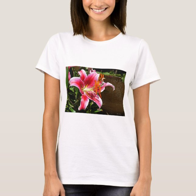 Stargazer Lily Photograph T Shirt (Framsida)