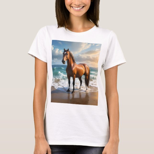 Stark brun häst på stranden. t shirt (Framsida)
