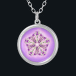 *~* Stark Healer Glowing Magenta Star Mandala Silverpläterat Halsband<br><div class="desc">*Denna söta lilla lilla runda silver halsband med en delikat hand plockade-glansstjärna i mitten av sitta på ovansidan av en stark magenta och en rosa lila färg-bakgrund kan bara fånga er egen uppmärksamhet:) Stjärnmandala är mycket intrikat och fängslande, vilket kan inspirera till meditation.* Denna meditativa stjärnformgivning skapades för alla inom...</div>