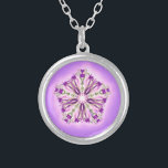 *~* Stark Healer Glowing Magenta Star Mandala Silverpläterat Halsband<br><div class="desc">*Denna söta lilla lilla runda silver halsband med en delikat hand plockade-glansstjärna i mitten av sitta på ovansidan av en stark magenta och en rosa lila färg-bakgrund kan bara fånga er egen uppmärksamhet:) Stjärnmandala är mycket intrikat och fängslande, vilket kan inspirera till meditation.* Denna meditativa stjärnformgivning skapades för alla inom...</div>