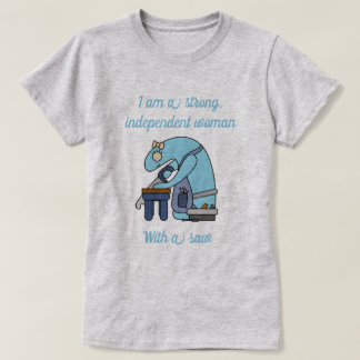 Stark oberoende-kvinna med såg t shirt