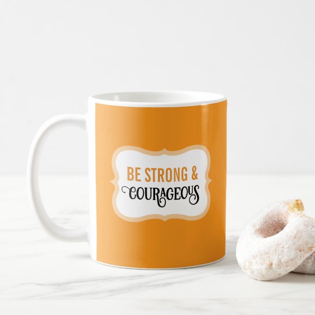 Stark och Modig Bibelvers Enkel Orange Kaffemugg (Med munk)