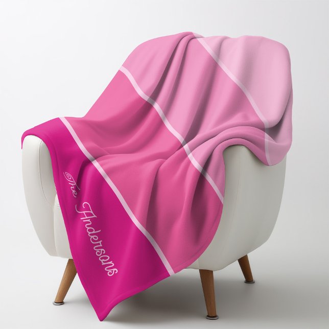 Stark Shock rosa | Ombre Rand med skript Fleecefilt (A trendy, girly blanket with ombre pink stripes and your name in script)