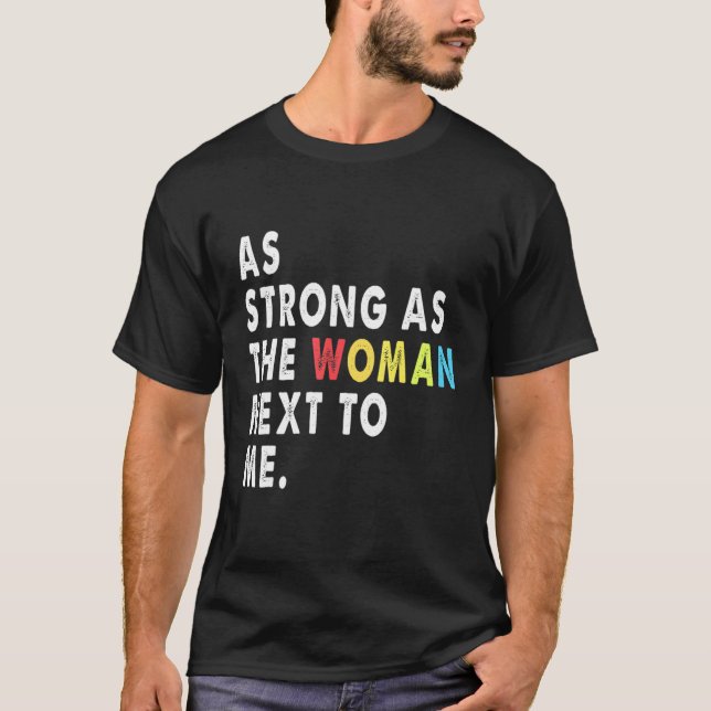 Stark som kvinnan bredvid mig profeminismen t shirt (Framsida)