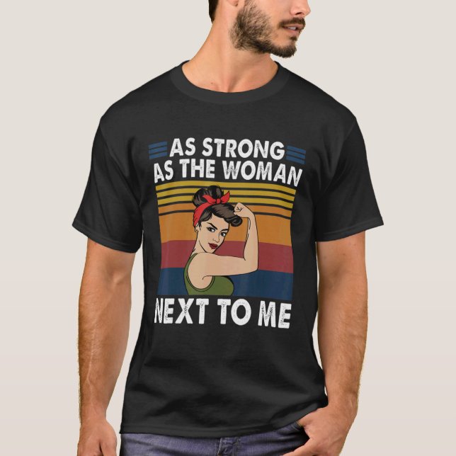 Stark som kvinnan bredvid mig profeminismen t shirt (Framsida)
