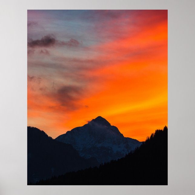 Stark vibrerande solnedgång bakom berget poster (Framsidan)