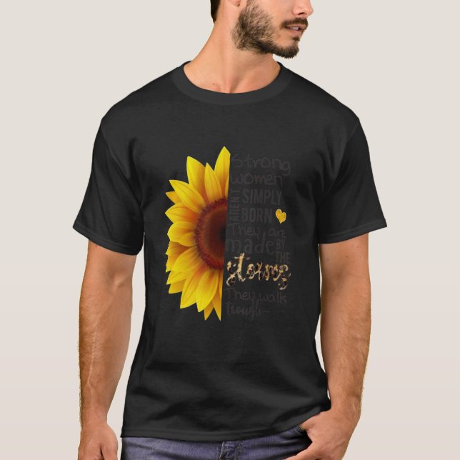 Starka kvinnor de går genom solros t shirt (Framsida)