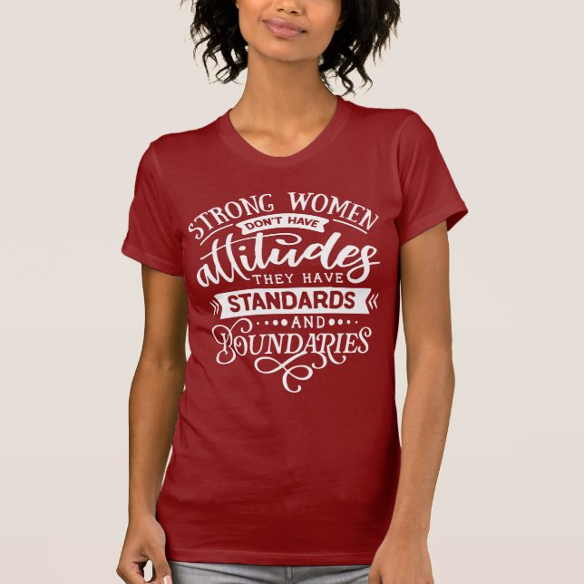 Starka kvinnor har inga attityder t shirt (Framsida)
