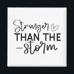 "Starkare än stormen" Boho inspirational Magnet<br><div class="desc">Håll dig jordad och inspirerad av denna minimalistiska "Starkare än Storm"-magnet i Bho-stil. Med elegant, svart-vit handskriven typografi är denna design en daglig påminnelse om inre styrka och återhämtningsförmåga. Oavsett om du ställen den på kylskåpet, låset eller arbetsytan, ger den här magneten en meningsfull beröring till vilket utrymme som helst....</div>