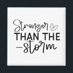 "Starkare än stormen" Boho inspirational Magnet<br><div class="desc">Håll dig jordad och inspirerad av denna minimalistiska "Starkare än Storm"-magnet i Bho-stil. Med elegant, svart-vit handskriven typografi är denna design en daglig påminnelse om inre styrka och återhämtningsförmåga. Oavsett om du ställen den på kylskåpet, låset eller arbetsytan, ger den här magneten en meningsfull beröring till vilket utrymme som helst....</div>