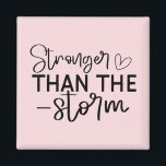 "Starkare än stormen" Boho inspirational Magnet<br><div class="desc">Håll dig jordad och inspirerad av denna minimalistiska "Starkare än Storm"-magnet i Bho-stil. Med elegant, svart-vit handskriven typografi är denna design en daglig påminnelse om inre styrka och återhämtningsförmåga. Oavsett om du ställen den på kylskåpet, låset eller arbetsytan, ger den här magneten en meningsfull beröring till vilket utrymme som helst....</div>