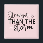 "Starkare än stormen" Boho inspirational Magnet<br><div class="desc">Håll dig jordad och inspirerad av denna minimalistiska "Starkare än Storm"-magnet i Bho-stil. Med elegant, svart-vit handskriven typografi är denna design en daglig påminnelse om inre styrka och återhämtningsförmåga. Oavsett om du ställen den på kylskåpet, låset eller arbetsytan, ger den här magneten en meningsfull beröring till vilket utrymme som helst....</div>