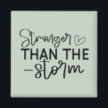 "Starkare än stormen" Boho inspirational Magnet<br><div class="desc">Håll dig jordad och inspirerad av denna minimalistiska "Starkare än Storm"-magnet i Bho-stil. Med elegant, svart-vit handskriven typografi är denna design en daglig påminnelse om inre styrka och återhämtningsförmåga. Oavsett om du ställen den på kylskåpet, låset eller arbetsytan, ger den här magneten en meningsfull beröring till vilket utrymme som helst....</div>