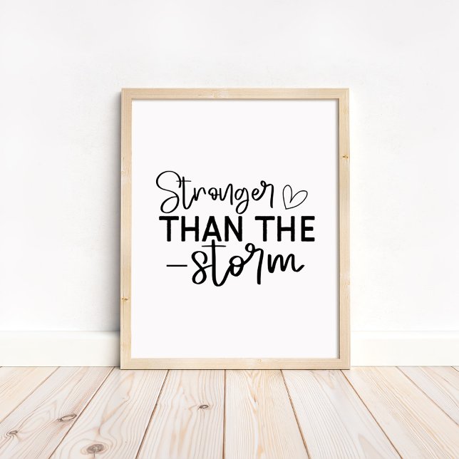 Starkare än stormen - minimalistisk motivation poster (Stronger Than the Storm - Minimalist Motivational Poster in a neutral wooden frame)