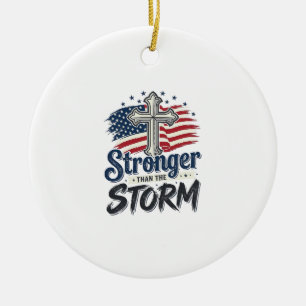 Starkare Än Stormen Patriotisk Tro T-Shirt Desi Julgransprydnad Keramik