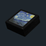 Stärkelsenatten Vincent van Gogh Minnesask<br><div class="desc">Den här vackra, bra konsthandlingen visar den nederländske efterapsmålaren Vincent van Goghs berömd, "Stjärnnatten". Under sin vistelse på Saint Remy-asyl på 1880-talet skildrade van Gogh den rullande backe och cypress träd han såg från sitt fönster. Han lade också till byn, som han inte kunde se från sitt fönster, och den...</div>