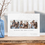 Starred Tidings | 3 Fotokollage Hanukah-kort Julkort<br><div class="desc">Skicka Hanukkah hälsning i chic stil med den här eleganten och de moderna fotosamlingskorten med tre kvadratiska foton som är placerade sida vid sida och som är adorerade med linjerabriker överst och grund. "Wishing You Kärlek and Light" visas under modern skrift, med din "Lycklig Hanukkah" och din familj namn i...</div>