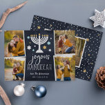 Starry Ljus | Hanukkah Photo Collage Card Julkort<br><div class="desc">Festive Hanukkah-fotokortet innehåller fyra foton i en samlingslayout,  med "joyous Hanukkah" i vit skrift på en marin blå bakgrund accentuerad med en upplyst menorah och vita,  blå och guld-stjärnor. Anpassa med namnen under och lägg till ytterligare ett foto på baksidan.</div>
