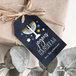 Starry Ljus | Hanukkah Presentetikett<br><div class="desc">Festive Hanukkah-märkre har "joyous Hanukkah" i vit skrift på en marin blå bakgrund accentuerad med en upplyst menorah och vita,  blå och guld-stjärnor. Anpassa med din namn under.</div>