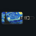 Starry natt av Van Gogh Bagagebricka<br><div class="desc">Vincent Van Gogh - Starry natt som målas på St Remy,  frankrike i konsttrycket 1889. Detta avbildar har digitalt förhöjts till återställandet som original sätta en klocka på,  ljusa färger - en perfekt gåva för någon konstälskare!</div>