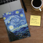 Starry Night av Vincent van Gogh Anteckningsbok<br><div class="desc">En bärbar dator från spiral med Starry Nght (1889),  en oljemålning för bra av efterbildare av Vincent Van Gogh (1853-1890). Skämtar en vacker natt himlar med lysande stjärnor och en kyrka i byn.</div>