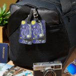 Starry Night av Vincent van Gogh Bagagebricka<br><div class="desc">Starry Night av Vincent van Gogh är en vintage bra konst post impressionism landcape cityscape tavla med en syn på Saint Remy, Frankrike från van Gogh's asyl. Natten himlar snurrar med moln med en ljusskygg måne och lysande stjärnor över den kantiga byn. Starry Night är förmodligen van Goghs mest berömd...</div>
