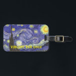 Starry Night av Vincent van Gogh Bagagebricka<br><div class="desc">Starry Night av Vincent van Gogh är en vintage bra konst post impressionism landcape cityscape tavla med en syn på Saint Remy, Frankrike från van Gogh's asyl. Natten himlar snurrar med moln med en ljusskygg måne och lysande stjärnor över den kantiga byn. Starry Night är förmodligen van Goghs mest berömd...</div>