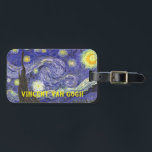Starry Night av Vincent van Gogh Bagagebricka<br><div class="desc">Starry Night av Vincent van Gogh är en vintage bra konst post impressionism landcape cityscape tavla med en syn på Saint Remy, Frankrike från van Gogh's asyl. Natten himlar snurrar med moln med en ljusskygg måne och lysande stjärnor över den kantiga byn. Starry Night är förmodligen van Goghs mest berömd...</div>