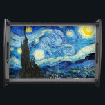 Starry Night av Vincent Van Gogh Frukostbricka<br><div class="desc">Målningen domineras av en måne- och stjärnfylld natt himlar. Det tar upp tre fjärdedelar av bild flygplan och verkar turbulent, till och med upprört, med intensivt snurrande mönster som verkar rulla över yta som vågar. Den är full av ljusa hörn - inklusive måne till längst höger och Venus, morgonstjärnan, till...</div>