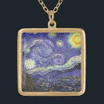 Starry Night av Vincent van Gogh Guldpläterat Halsband<br><div class="desc">Starry Night av Vincent van Gogh är en vintage bra konst post impressionism landcape cityscape tavla med en syn på Saint Remy, Frankrike från van Gogh's asyl. Natten himlar snurrar med moln med en ljusskygg måne och lysande stjärnor över den kantiga byn. Starry Night är förmodligen van Goghs mest berömd...</div>