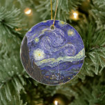Starry Night av Vincent van Gogh Julgransprydnad Keramik<br><div class="desc">Starry Night av Vincent van Gogh är en vintage bra konst post impressionism landcape cityscape tavla med en syn på Saint Remy, Frankrike från van Gogh's asyl. Natten himlar snurrar med moln med en ljusskygg måne och lysande stjärnor över den kantiga byn. Starry Night är förmodligen van Goghs mest berömd...</div>