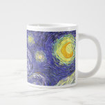 Starry Night av Vincent van Gogh Jumbo Mugg<br><div class="desc">Starry Night av Vincent van Gogh är en vintage bra konst post impressionism landcape cityscape tavla med en syn på Saint Remy, Frankrike från van Gogh's asyl. Natten himlar snurrar med moln med en ljusskygg måne och lysande stjärnor över den kantiga byn. Starry Night är förmodligen van Goghs mest berömd...</div>