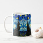 Starry Night av Vincent Van Gogh Kaffemugg<br><div class="desc">Målningen domineras av en måne- och stjärnfylld natt himlar. Det tar upp tre fjärdedelar av bild flygplan och verkar turbulent, till och med upprört, med intensivt snurrande mönster som verkar rulla över yta som vågar. Den är full av ljusa hörn - inklusive måne till längst höger och Venus, morgonstjärnan, till...</div>
