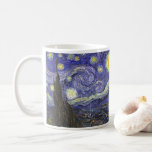 Starry Night av Vincent van Gogh Kaffemugg<br><div class="desc">Starry Night av Vincent van Gogh är en vintage bra konst post impressionism landcape cityscape tavla med en syn på Saint Remy, Frankrike från van Gogh's asyl. Natten himlar snurrar med moln med en ljusskygg måne och lysande stjärnor över den kantiga byn. Starry Night är förmodligen van Goghs mest berömd...</div>