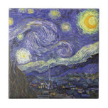 Starry Night av Vincent van Gogh Kakelplatta<br><div class="desc">Starry Night av Vincent van Gogh är en vintage bra konst post impressionism landcape cityscape tavla med en syn på Saint Remy, Frankrike från van Gogh's asyl. Natten himlar snurrar med moln med en ljusskygg måne och lysande stjärnor över den kantiga byn. Starry Night är förmodligen van Goghs mest berömd...</div>