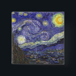 Starry Night av Vincent van Gogh Knapp<br><div class="desc">Starry Night av Vincent van Gogh är en vintage bra konst post impressionism landcape cityscape tavla med en syn på Saint Remy, Frankrike från van Gogh's asyl. Natten himlar snurrar med moln med en ljusskygg måne och lysande stjärnor över den kantiga byn. Starry Night är förmodligen van Goghs mest berömd...</div>