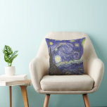 Starry Night av Vincent van Gogh Kudde<br><div class="desc">Starry Night av Vincent van Gogh är en vintage bra konst post impressionism landcape cityscape tavla med en syn på Saint Remy, Frankrike från van Gogh's asyl. Natten himlar snurrar med moln med en ljusskygg måne och lysande stjärnor över den kantiga byn. Starry Night är förmodligen van Goghs mest berömd...</div>
