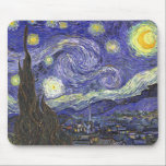 Starry Night av Vincent van Gogh Musmatta<br><div class="desc">Starry Night av Vincent van Gogh är en vintage bra konst post impressionism landcape cityscape tavla med en syn på Saint Remy, Frankrike från van Gogh's asyl. Natten himlar snurrar med moln med en ljusskygg måne och lysande stjärnor över den kantiga byn. Starry Night är förmodligen van Goghs mest berömd...</div>