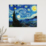 Starry Night av Vincent Van Gogh Poster<br><div class="desc">Målningen domineras av en måne- och stjärnfylld natt himlar. Det tar upp tre fjärdedelar av bild flygplan och verkar turbulent, till och med upprört, med intensivt snurrande mönster som verkar rulla över yta som vågar. Den är full av ljusa hörn - inklusive måne till längst höger och Venus, morgonstjärnan, till...</div>