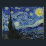 Starry Night av Vincent Van Gogh Poster<br><div class="desc">Starry Night av Vincent Van Gogh, olja på canvas 1889, är en landskapsmålning av ett stort virrvarr av lysande stjärnor över ett landskap av avlägsna städer och rullande backe, med en enda cypress träd stigning i förgrunden som en mörk grönt låga. Van Gogh målade inte sitt mästerverk från livet utan...</div>