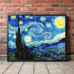 Starry Night av Vincent Van Gogh Poster<br><div class="desc">Målningen domineras av en måne- och stjärnfylld natt himlar. Det tar upp tre fjärdedelar av bild flygplan och verkar turbulent, till och med upprört, med intensivt snurrande mönster som verkar rulla över yta som vågar. Den är full av ljusa hörn - inklusive måne till längst höger och Venus, morgonstjärnan, till...</div>
