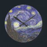 Starry Night av Vincent van Gogh Rund Klocka<br><div class="desc">Starry Night av Vincent van Gogh är en vintage bra konst post impressionism landcape cityscape tavla med en syn på Saint Remy, Frankrike från van Gogh's asyl. Natten himlar snurrar med moln med en ljusskygg måne och lysande stjärnor över den kantiga byn. Starry Night är förmodligen van Goghs mest berömd...</div>