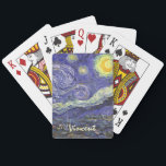 Starry Night av Vincent van Gogh Spelkort<br><div class="desc">Starry Night av Vincent van Gogh är en vintage bra konst post impressionism landcape cityscape tavla med en syn på Saint Remy, Frankrike från van Gogh's asyl. Natten himlar snurrar med moln med en ljusskygg måne och lysande stjärnor över den kantiga byn. Starry Night är förmodligen van Goghs mest berömd...</div>