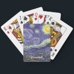Starry Night av Vincent van Gogh Spelkort<br><div class="desc">Starry Night av Vincent van Gogh är en vintage bra konst post impressionism landcape cityscape tavla med en syn på Saint Remy, Frankrike från van Gogh's asyl. Natten himlar snurrar med moln med en ljusskygg måne och lysande stjärnor över den kantiga byn. Starry Night är förmodligen van Goghs mest berömd...</div>