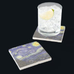 Starry Night av Vincent van Gogh Stenunderlägg<br><div class="desc">Starry Night av Vincent van Gogh är en vintage bra konst post impressionism landcape cityscape tavla med en syn på Saint Remy, Frankrike från van Gogh's asyl. Natten himlar snurrar med moln med en ljusskygg måne och lysande stjärnor över den kantiga byn. Starry Night är förmodligen van Goghs mest berömd...</div>