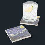 Starry Night av Vincent van Gogh Stenunderlägg<br><div class="desc">Starry Night av Vincent van Gogh är en vintage bra konst post impressionism landcape cityscape tavla med en syn på Saint Remy, Frankrike från van Gogh's asyl. Natten himlar snurrar med moln med en ljusskygg måne och lysande stjärnor över den kantiga byn. Starry Night är förmodligen van Goghs mest berömd...</div>