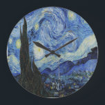 Starry Night av Vincent Van Gogh Stor Klocka<br><div class="desc">Ta med dig skönheten och lugnet hos Vincent Van Gogh's Starry Night in i ditt hem med våra hemprodukter. Inspinerad av målarens drömaktiga palett för neutralt och fredliga ambitioner skapar vårt delara en känsla av lugn och lugn i alla lägen. Med dessa produkter kan du fånga det väsentliga i Van...</div>